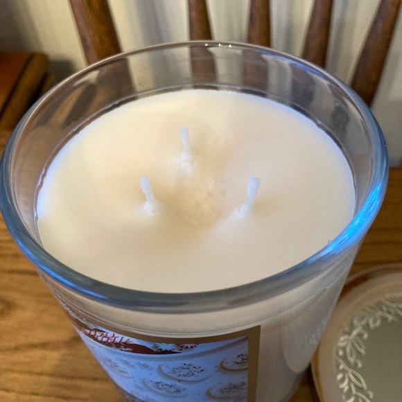 New Hallmark Candy Cane Cookie 3 Wick Scented candle - Picture 3 of 6